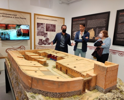 El presidente de la Diputación, Santi Cabañero, y el alcalde San Pedro, Dani Sancha, junto a la directora del Museo de Albacete, Rubí Sanz, dur ...