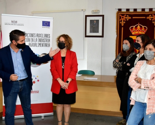 Un momento de la entrega de diplomas del curso ‘Operaciones Auxiliares de Elaboración en la Industria Agroalimentaria’