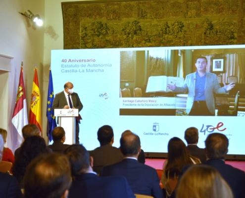 Imagen del momento en el que se proyecta el vídeo que el presidente provincial, Santi Cabañero, protagoniza, junto al resto de autoridades regio ...