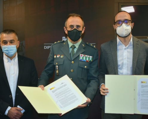 El vicepresidente provincial, Fran Valera, junto al subdelegado del Gobierno en Albacete, Miguel Juan Espinosa y al Teniente Coronel jefe de la Co ...