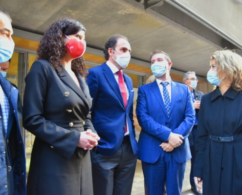 Autoridades a las puertas del Teatro Circo de Albacete minutos antes de la presentación del Diálogo Nacional sobre el Futuro de la Movilidad y e ...