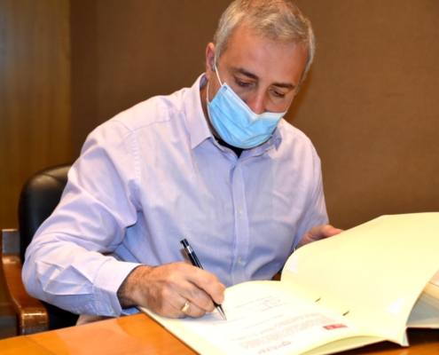 Foto del portavoz del Grupo de UP-IU firmando el acuerdo de Presupuestos Provinciales para 2022 junto al Grupo del PSOE