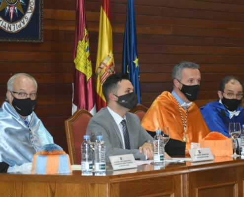 El diputado provincial de Educación, Miguel Zamora, en el acto de apertura del curso académico junto al vicerrector de Centros de la UNED, Jesú ...