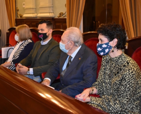 El diputado provincial de Cultura, Miguel Zamora, junto a los miembros de la Asociación de Amigos de la Ópera