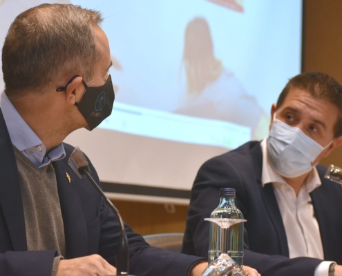 El presidente de la Diputación, Santi Cabañero, junto al de Afanion, juan García, durante la presentación del Calendario solidario de AFANION 2022