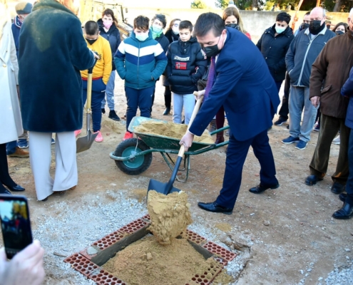 El presidente de la Diputación, Santi Cabañero, participa en la colocación de la primera piedra del CEIP Vera Cruz de Alpera