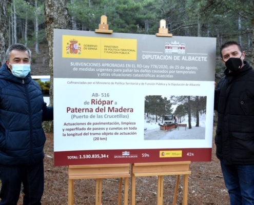 El presidente de la Diputación y el subdelegado del Gobierno en Albacete junto al cartel de las obras a acometer en el Puerto de las Crucetillas