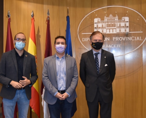 El presidente de la Diputación,S. Cabañero, junto al vicepresidente de la institución, F. Valera, y al responsable de Relaciones Institucionale ...