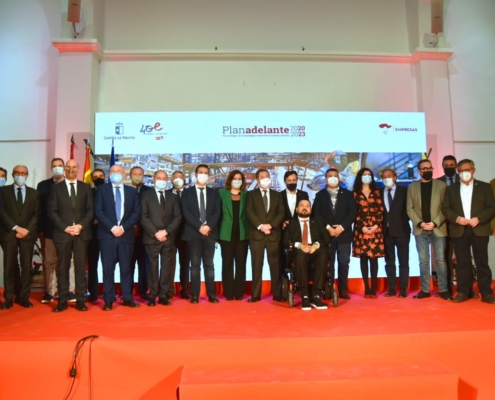 Foto de familia con todas las personas que han asistido al acto. Entre ellas el presidente provincial, Santi Cabañero; el presidente regional, Em ...