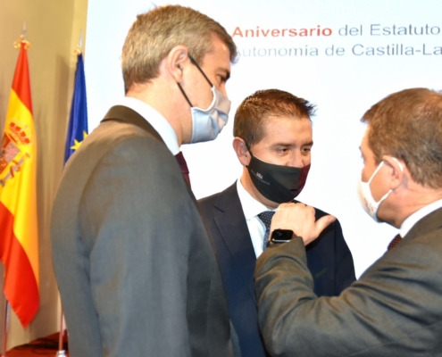 El presidente provincial, Santi Cabañero, charla animadamente con el presidente de CLM, Emiliano García-Page y con el presidente de la Diputacià...