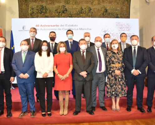 El presidente provincial, Santi Cabañero, posa en la foto de famila junto al resto de asistentes al acto de presentación del programa de activid ...