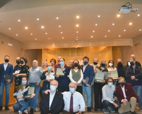 El presidente provincial, Santi Cabañero, junto al conjunto de premiados con los galardones 'Albacetenses Distinguidos' y a representantes de la  ...