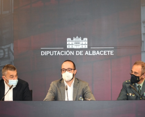 El vicepresidente provincial, Fran Valera, junto al subdelegado del Gobierno en Albacete, Miguel Juan Espinosa y al Teniente Coronel jefe de la Co ...