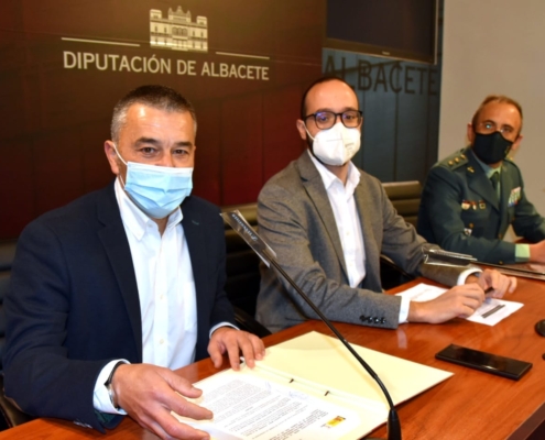 El vicepresidente provincial, Fran Valera, junto al subdelegado del Gobierno en Albacete, Miguel Juan Espinosa y al Teniente Coronel jefe de la Co ...