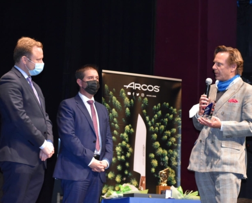 El vicepresidente provincial, Santi Cabañero, junto al vicealcalde,, Vicente Casañ, entrega el premio Nacional Gregorio Arcos al Teatro Perez Ga ...