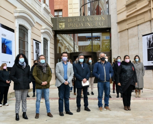 Foto de familia del minuto de silencio a las puertas de la Diputación Provincial de Albacete