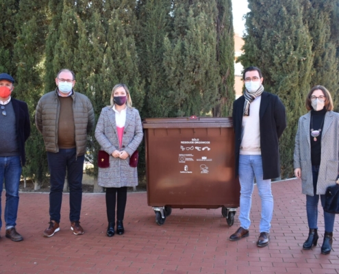 Foto de familia junto a uno de los contenedores marrones instalados