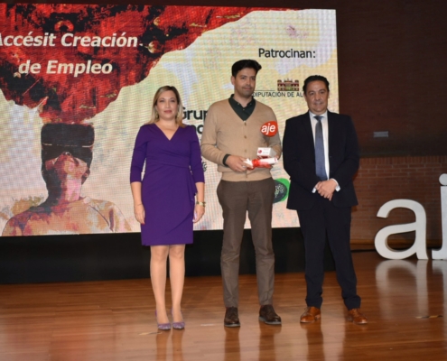 La vicepresidenta provincial, Amparo Torres, posa junto al ganador del Accésit Creación de Empleo, Gonzalo Nieves del ‘Grupo Candela'