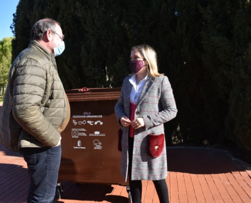 La vicepresidenta de la Diputación, Amparo Torres, y el alcalde de Almansa, Javier Sánchez, conversan junto a uno de los contenedores marrones i ...