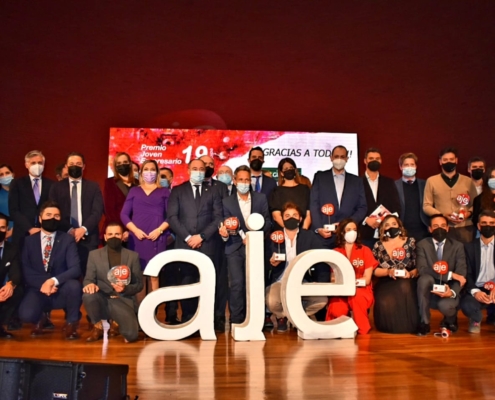 La vicepresidenta provincial, Amparo Torres, en la foto de familia junto al resto de representantes de instituciones y entidades que han asistido  ...