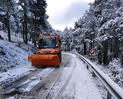 Imagen de los primeros trabajos quitanieves en la Red Provincial de Carreteras