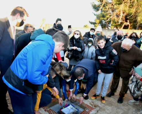 Un momento de la colocación de la primera piedra del CEIP Vera Cruz de Alpera