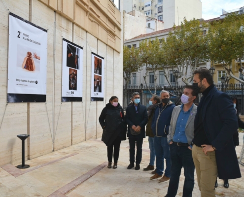 Un momento de la visita a la exposición fotográfica del 'VI Certamen de Fotografía de Sensibilización contra Violencia de Género’.