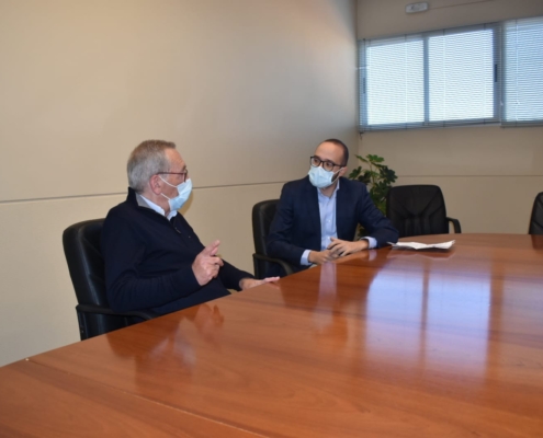 Un momento del encuentro entre Fran Valera y Enrique Navalón en el Vivero de Empresas de Almansa