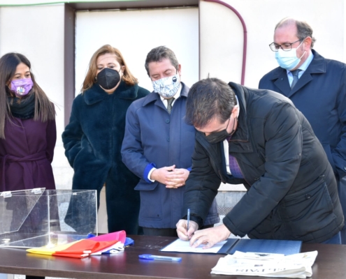 El presidente de la Diputación, Santi Cabañero, participa en la puesta de la Primera Piedra del Conservatorio de Almansa junto a otros represent ...