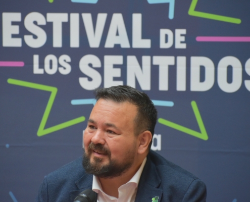 Imagen del alcalde de La Roda en la presentación del grupo cabeza de cartel del Festival de los Sentidos 2022