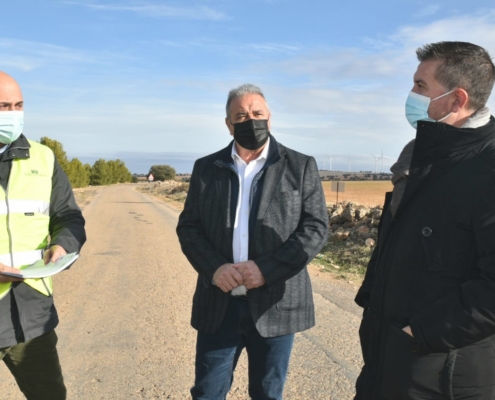 El presdiente provincial, Santi Cabañero, junto al alcalde de Munera, Desiderio Martínez, durante su visita a la AB-702