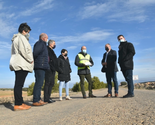 El presdiente provincial junto al alcalde de Munera y a responsables el Equipo de Gobierno Local visitan la AB-702