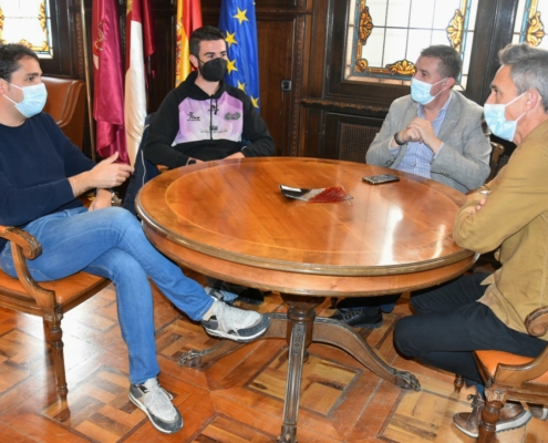 El presidente de la Diputación, el atleta Severino Felipe, el presidente del Club de Atletismo de Albacete Diputación y el diputado de Deportes