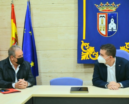 El presidente provincial, Santi Cabañero, durante el encuentro que ha mantenido con el alcalde de Munera, Desiderio Martínez, en el Ayuntamiento ...