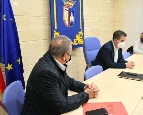 El presidente provincial, Santi Cabañero, durante el encuentro que ha mantenido con el alcalde de Munera, Desiderio Martínez, en el Ayuntamiento ...