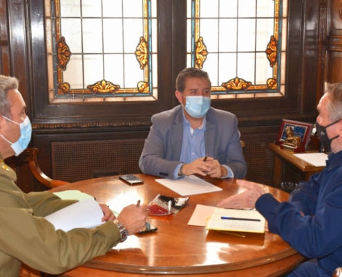 El presidente provincial, Santi Cabañero, durante la reunión en su despacho, con el subdelegado de Defensa en el territorio albacetense, el coro ...