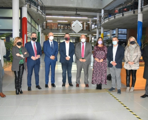 El presidente provincial, Santi Cabañero, acompañado por el diputado provincial de Igualdad, en una foto de familia junto al rector de la UCLM,  ...