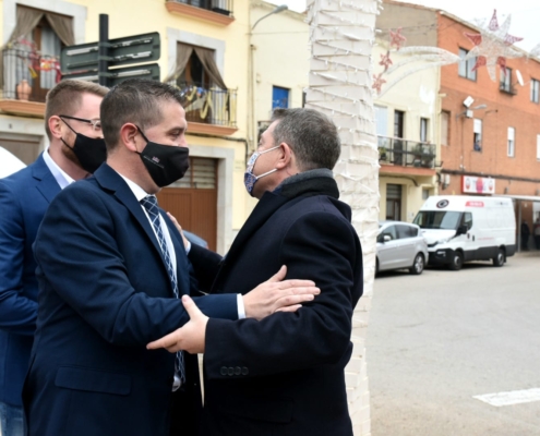 El presidente provincial, Santi Cabañero, y el presidente regional, Emiliano García-Page se saludan antes del inicio del acto