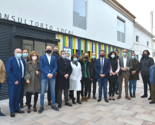 El presidente provincial y su vicepresidente en la foto de familia con todas las autoridades, personal médico... que han asistido a esta inaugura ...