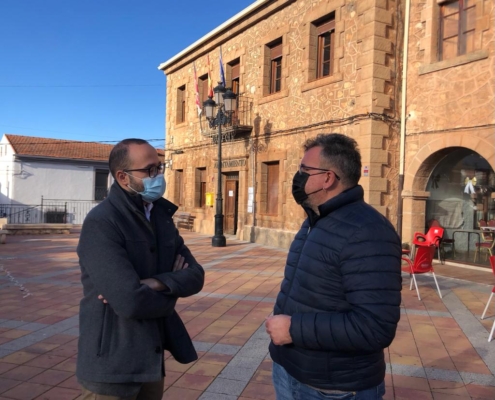 El vicepresidente de la Diputación conversa con el alcalde de Riópar en las inmediaciones del Ayuntamiento de la localidad