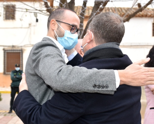 El vicepresidente provincial, Fran Valera, y el presidente regional, Emiliano García-Page se saludan antes del inicio del acto