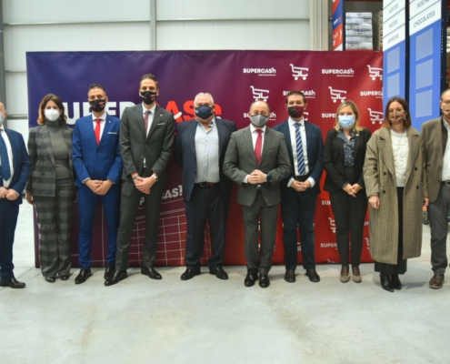 Foto de familia en la apertura del Supercash de distribución alimentaria inaugurado en Campollano