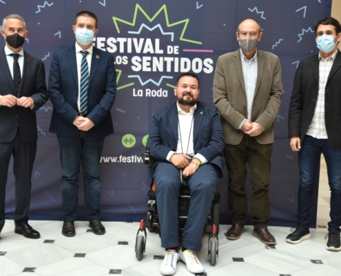 'Foto de familia' en la presentación del grupo cabeza de cartel del Festival de los Sentidos de La Roda 2022