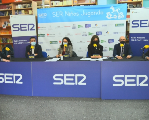 'Foto de familia' en el programa radiofónico de recogida de juguetes para alumnado del colegio 'La Paz' de Albacete