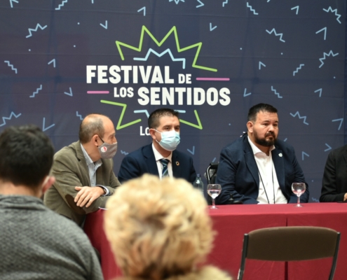 Imagen de la mesa de intervinientes en la presentación del grupo cabeza de cartel del Festival de los Sentidos de La Roda 2022