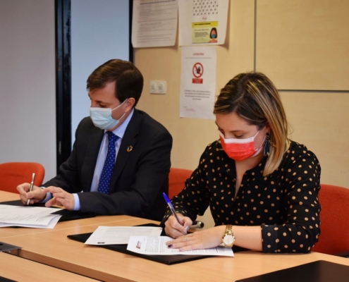 La vicepresidenta provincial, Amparo Torres, y el director técnico de Estrella Levante , Juan Antonio López, durante la firma del acuerdo de col ...