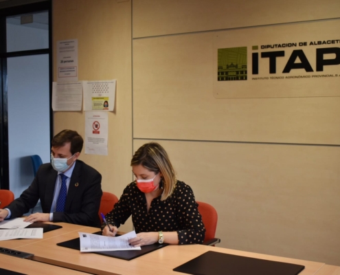 La vicepresidenta provincial, Amparo Torres, y el director técnico de Estrella Levante , Juan Antonio López, durante la firma del acuerdo de col ...