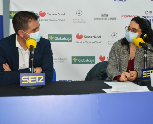 Plano del presidente de la Diputación conversando con la periodista Cristina Castellanos durante el programa de recogida de juguetes para alumnad ...