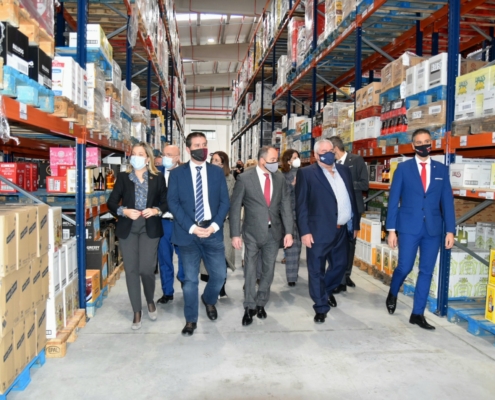 Representantes institucionales recorren las instalaciones del nuevo Supercash de distribución alimentaria inaugurado en Campollano