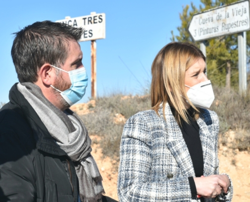 Presidente de la Diputación de Albacete y alcaldesa de Alpera en la visita a la carretera AB-2014 que se va a arreglar en Alpera